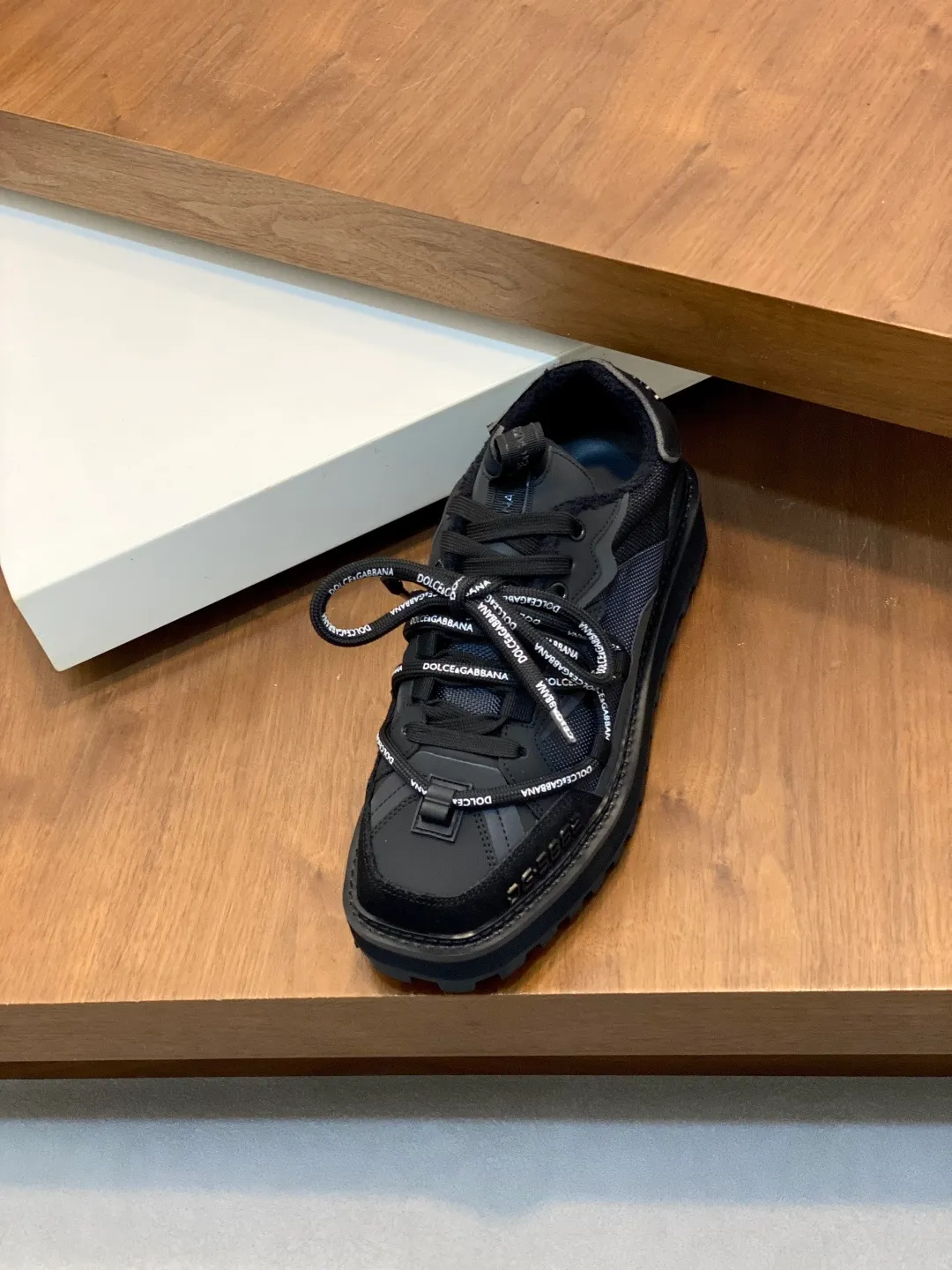Men's men's shoes💰800 Dolce&Gabbana/Dolce & Gabbana men's new casual sports shoes This sneaker is made of multiple materials. The nylon fabric upper is integrated with glossy leather, suede leather and rubber elements, and is decorated with reflective details. It has a silk-screen logo and a dual design of thick round and flat laces. It has a square toe, rubber foam midsole and gear pattern rubber composite sole decorated with the iconic "DG" logo. The shoe body is decorated with three-dimensional labels with the brand logo in many places. The style is fashionable and elegant, and the unique design is presented in a dazzling and modern new language. The fabric towel lining is paired with logo cowhide feet for a stylish and stylish look! Comes with a full set of packaging! Size: 39-40-41-42-43-44 leather shoe size (38/45 can be customized but does not support returns)